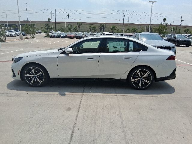 New 2026 White BMW 530i image 3