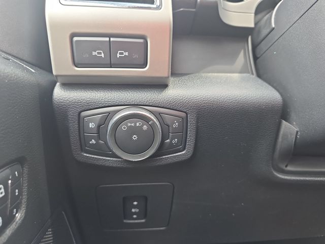 Used 2016 White Platinum Clearcoat Metallic Ford Lariat image 26