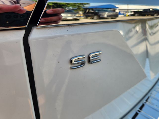 2024 Volkswagen Atlas 2.0T SE w/Technology White at DeMontrond Auto Country