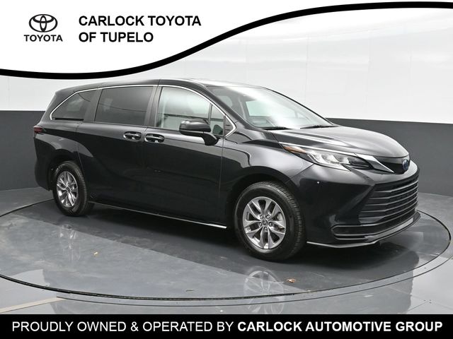 2022 Toyota Sienna LE 4