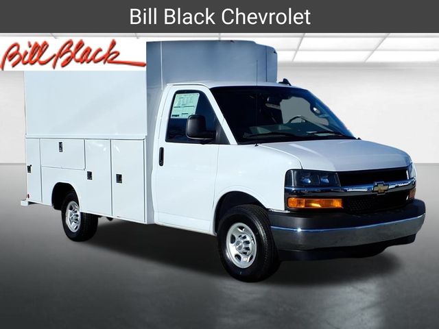 Summit White 2026 Chevrolet Express Chassis 3500 Cutaway 139 Van Rear-Wheel Drive 8-Speed Automatic