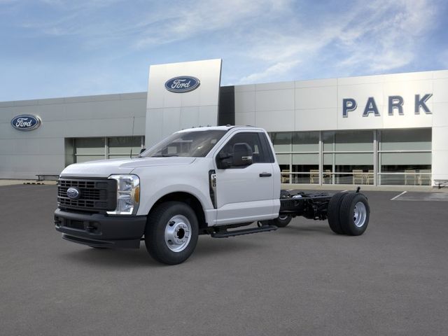 Oxford White 2025 Ford F-350 Super Duty Chassis XL Regular Cab DRW RWD Pickup Truck 4X2 Automatic