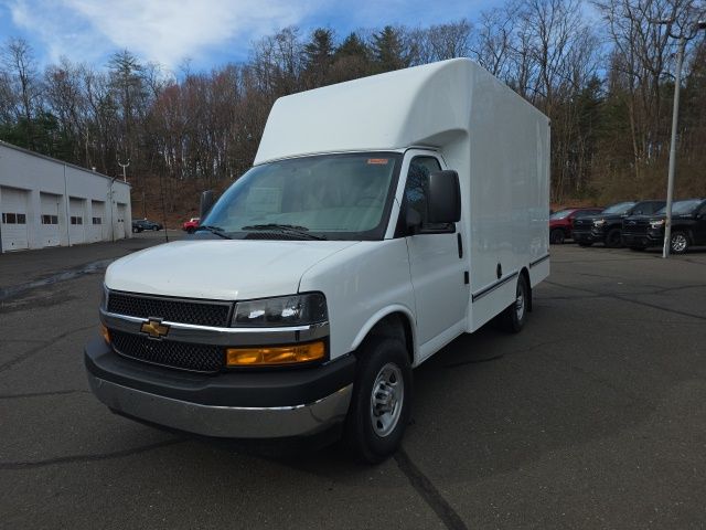 Summit White 2026 Chevrolet Express Chassis 3500 Cutaway 139 Van Rear-Wheel Drive 8-Speed Automatic