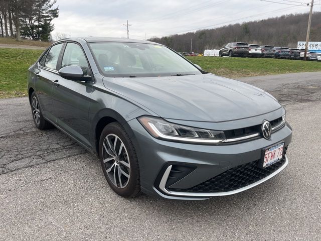 Certified Used 2025  Volkswagen 1.5T SE image 3
