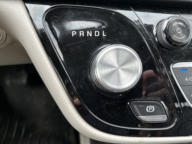 Used 2018 Red Chrysler Touring L Plus image 23