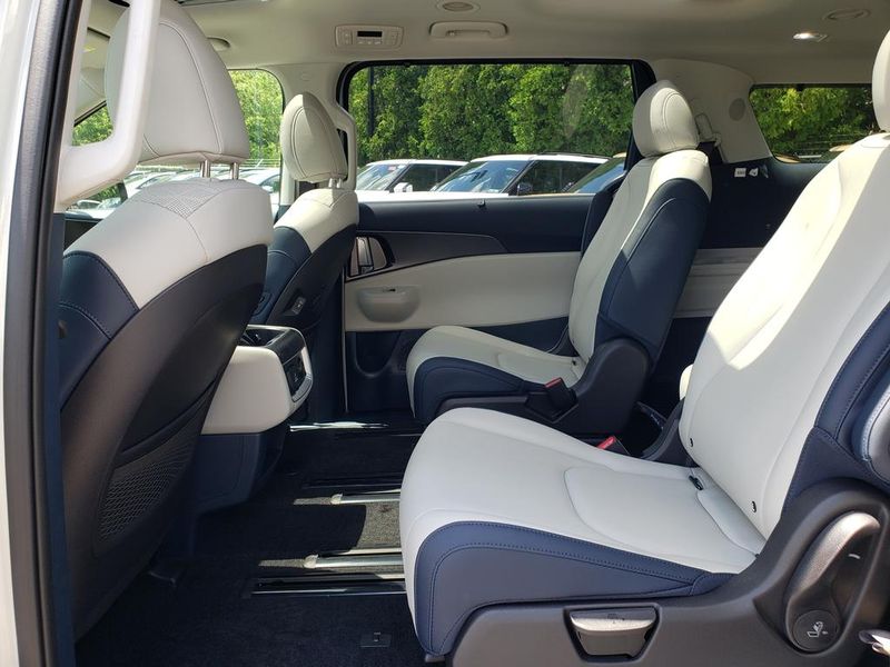 New 2026 Kia Carnival MPV Van