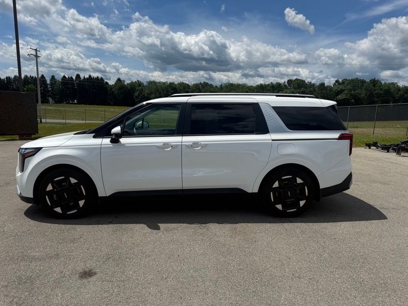 Used 2025 Kia Carnival Van