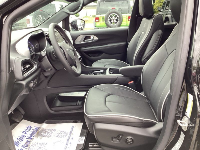 New 2026 Chrysler Pacifica Van