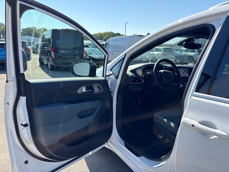 New 2027 Chrysler Pacifica Van