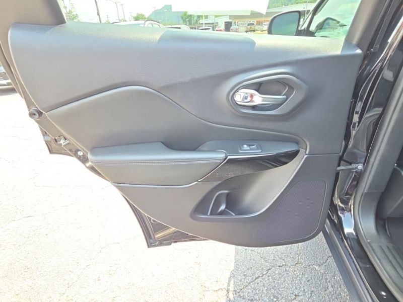 Used 2023 Jeep Cherokee SUV
