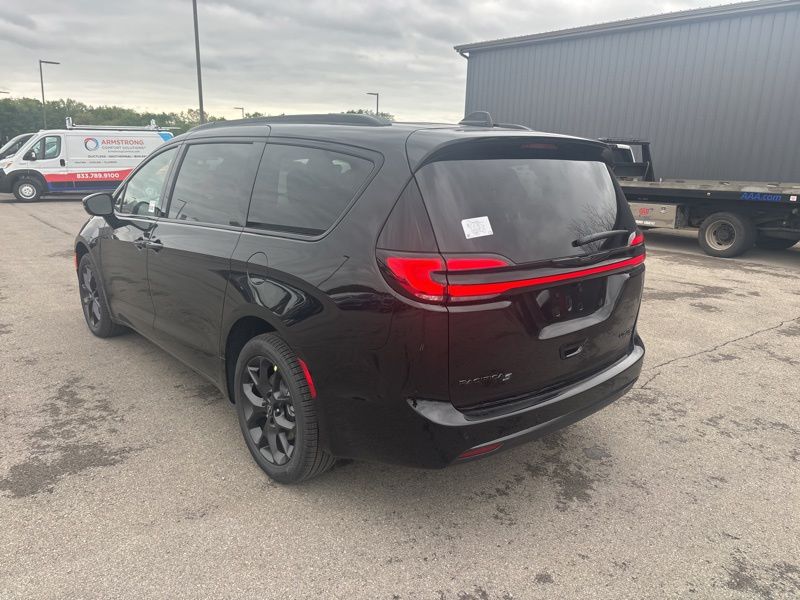 New 2026 Chrysler Pacifica Van