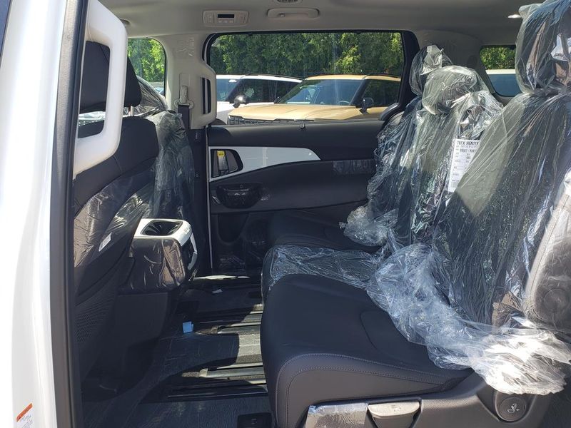 New 2026 Kia Carnival MPV Van