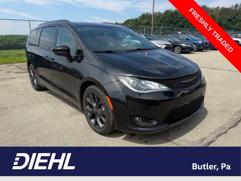 Brilliant Black Crystal Pearlcoat 2019 Chrysler Pacifica Minivan Front-Wheel Drive 9-Speed Automatic