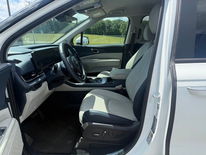 Used 2025 Kia Carnival Van