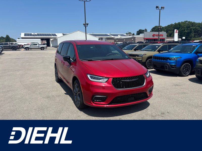 Red Hot Pearlcoat 2026 Chrysler Pacifica Minivan All-Wheel Drive 9-Speed Automatic