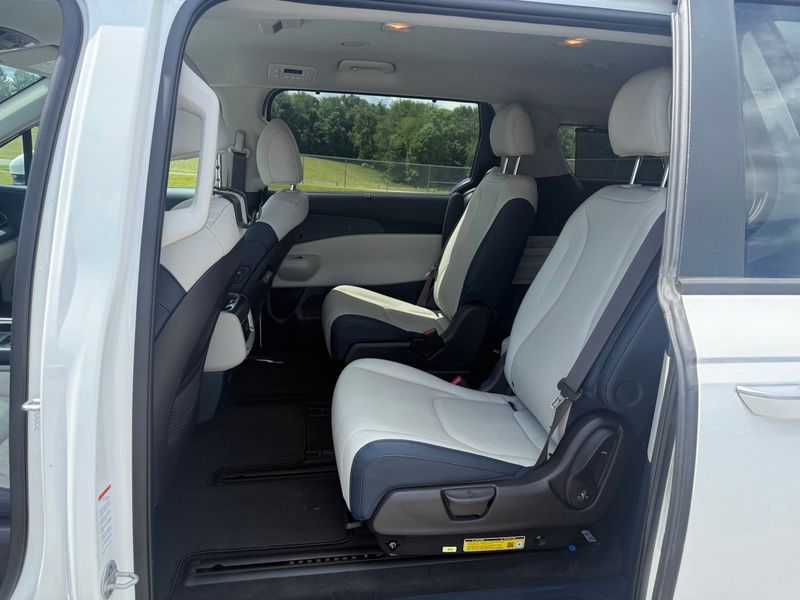 Used 2025 Kia Carnival Van
