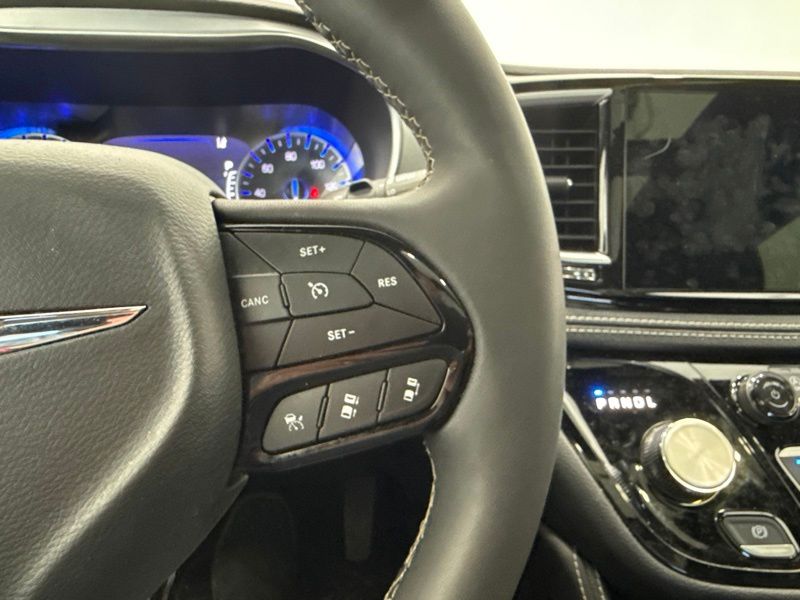 Used 2025 Chrysler Pacifica Van