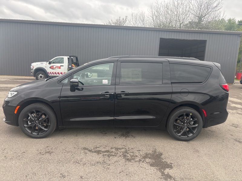 New 2026 Chrysler Pacifica Van