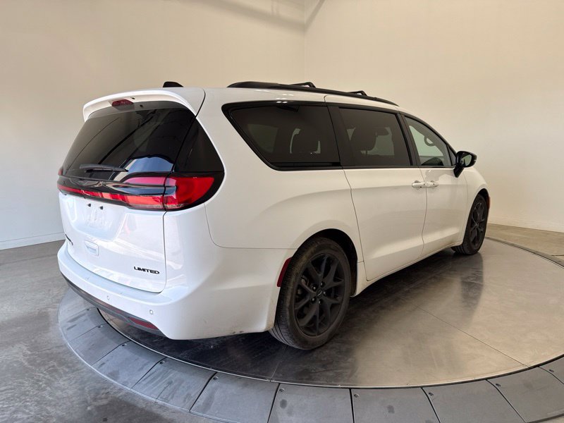 Used 2025 Chrysler Pacifica Van