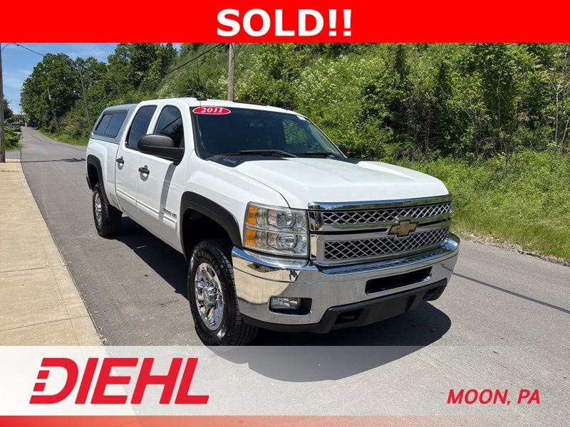Summit White 2011 Chevrolet Silverado 2500HD Pickup Truck Four-Wheel Drive 6-Speed Automatic Overdrive