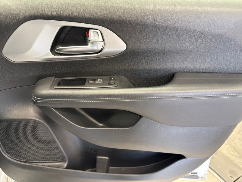Used 2025 Chrysler Pacifica Van