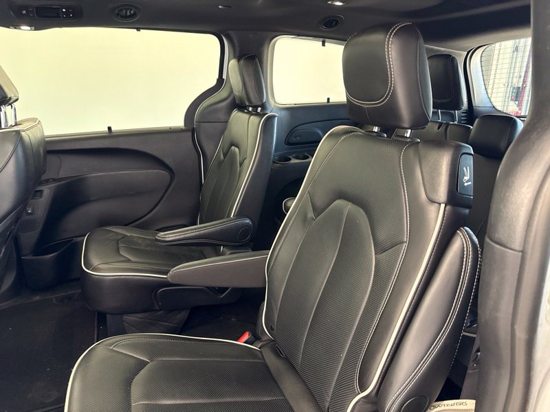 Used 2025 Chrysler Pacifica Van