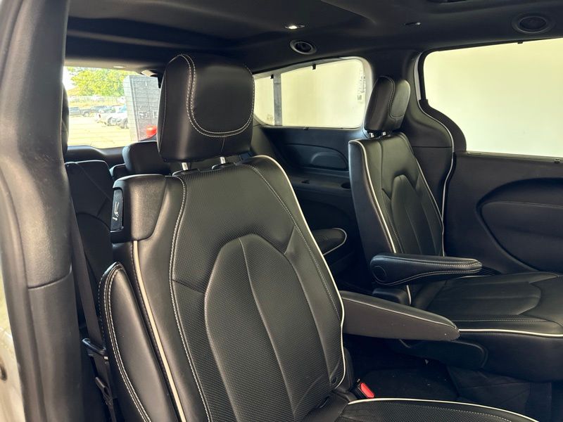 Used 2025 Chrysler Pacifica Van