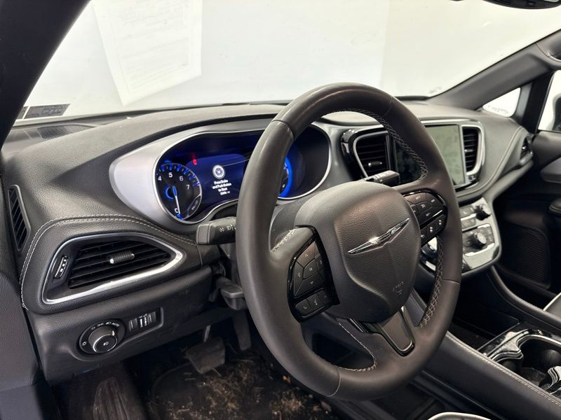 Used 2025 Chrysler Pacifica Van