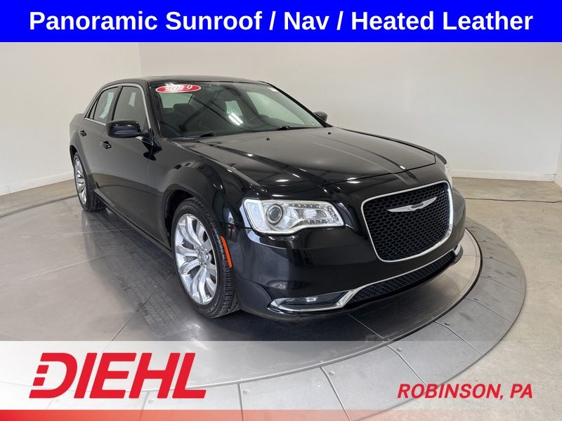 Gloss Black 2019 Chrysler 300 Touring RWD Sedan Rear-Wheel Drive 8-Speed Automatic