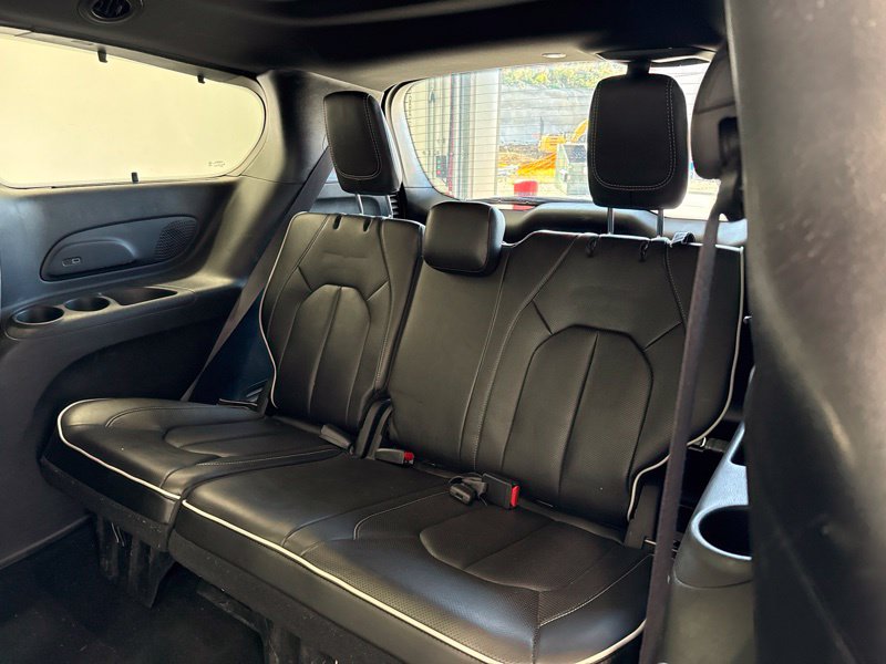 Used 2025 Chrysler Pacifica Van