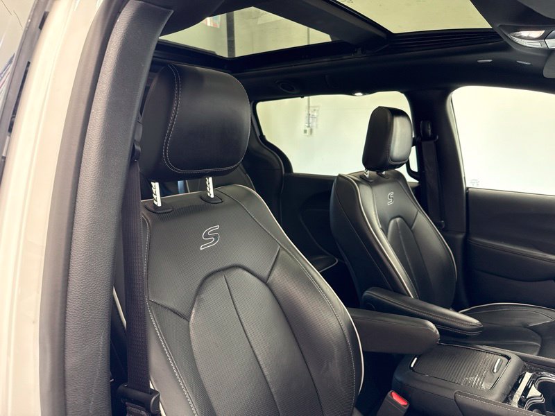 Used 2025 Chrysler Pacifica Van