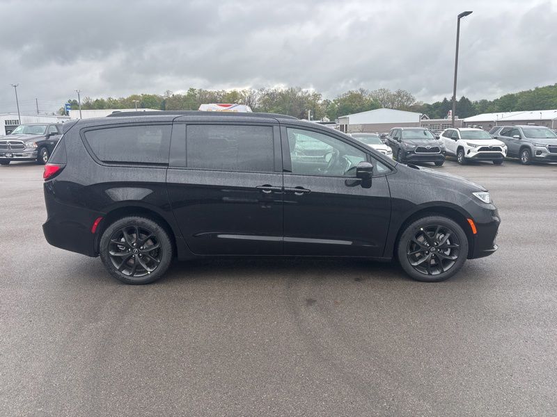New 2026 Chrysler Pacifica Van