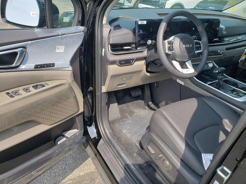 New 2026 Kia Carnival MPV Van