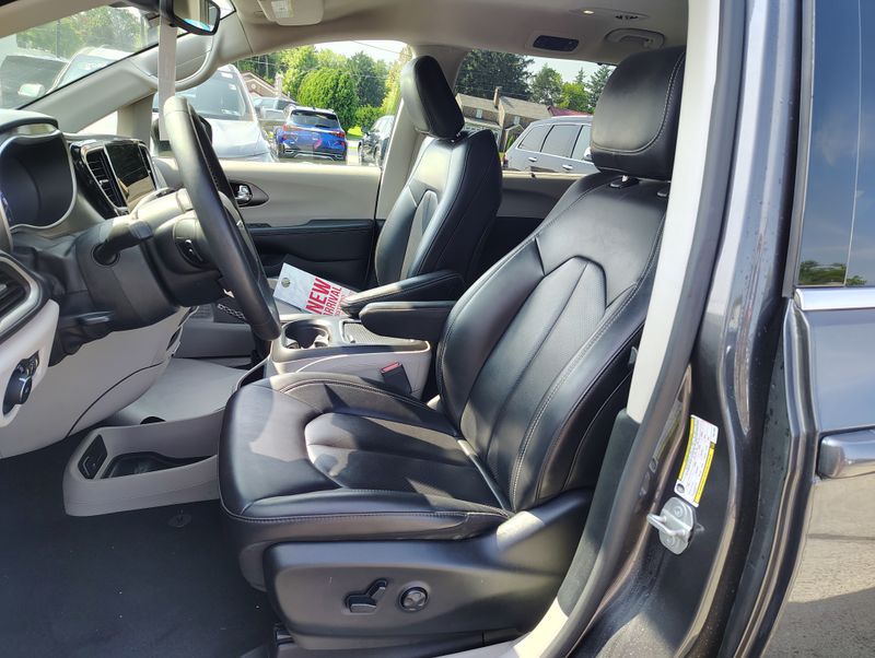 Used 2023 Chrysler Pacifica Van