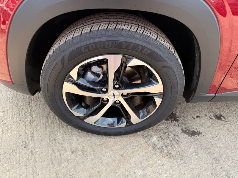 Used 2025 Chevrolet Trax SUV