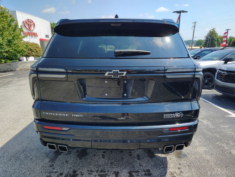 Used 2025 Chevrolet Traverse SUV