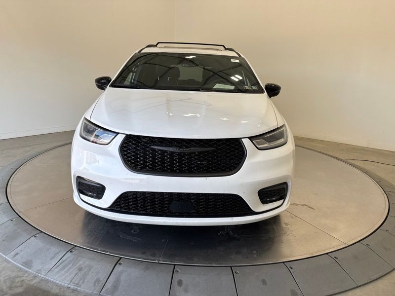 Used 2025 Chrysler Pacifica Van
