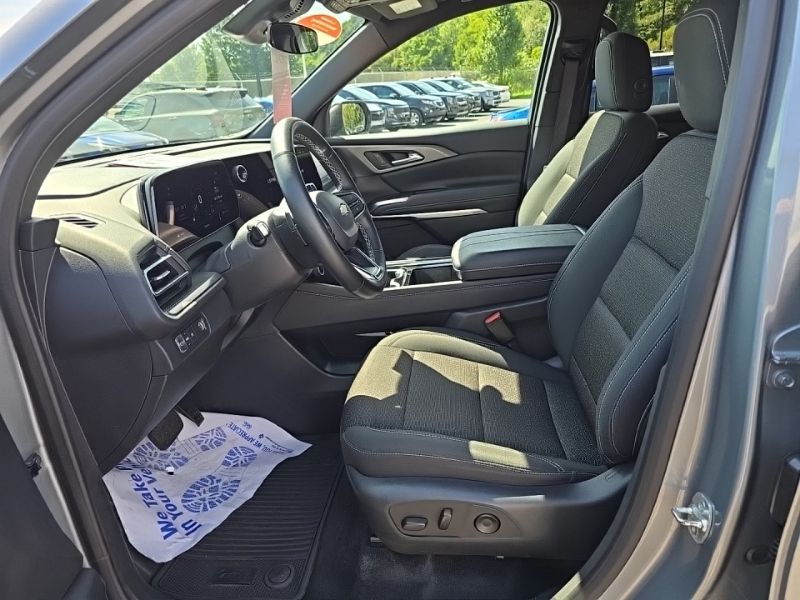 Used 2025 Chevrolet Traverse SUV