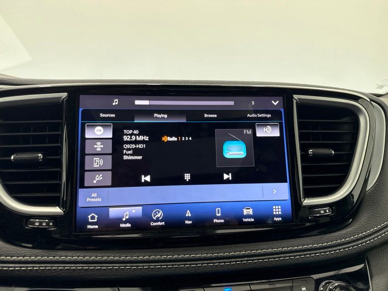 Used 2025 Chrysler Pacifica Van