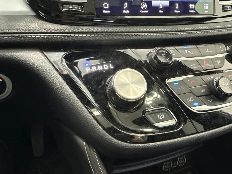 Used 2025 Chrysler Pacifica Van