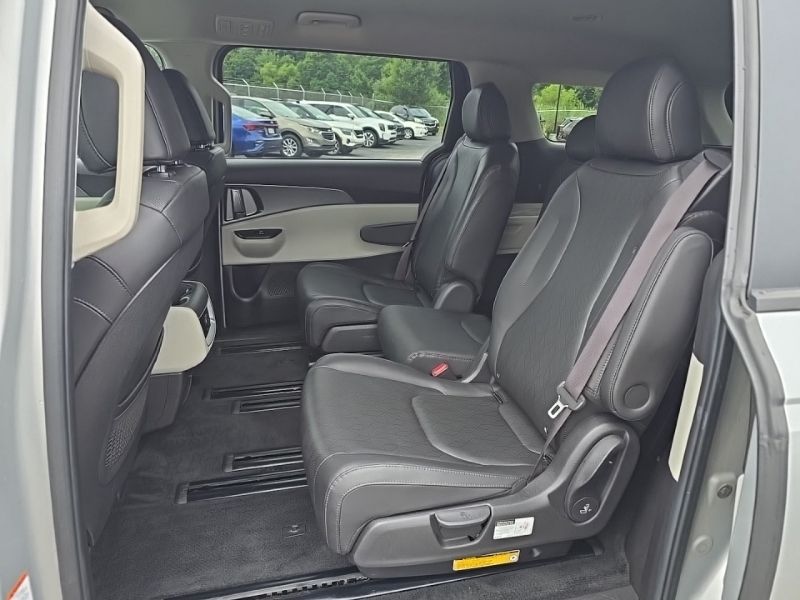 Used 2022 Kia Carnival Van