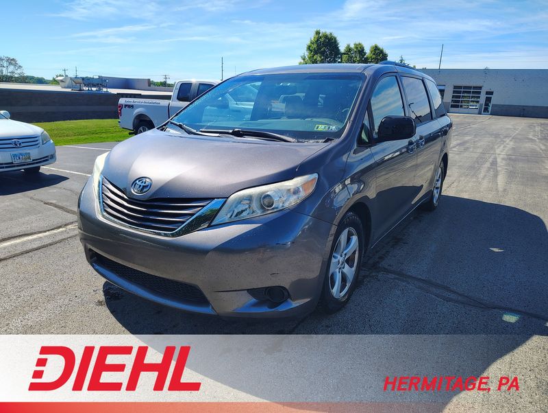 2015 Toyota Sienna LE V6 7-Passenger Access Seat's photo