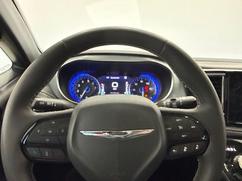 Used 2025 Chrysler Pacifica Van