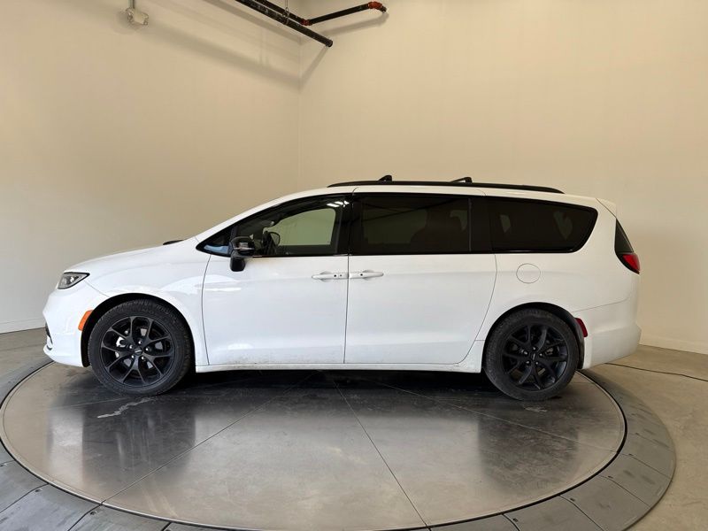 Used 2025 Chrysler Pacifica Van