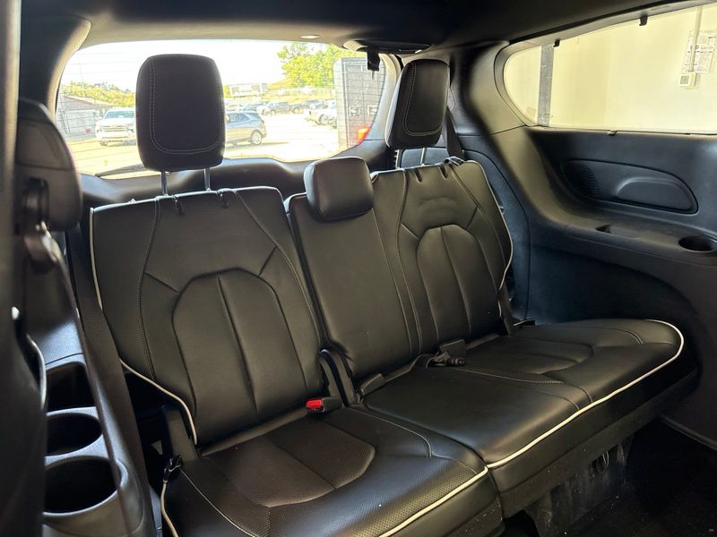 Used 2025 Chrysler Pacifica Van