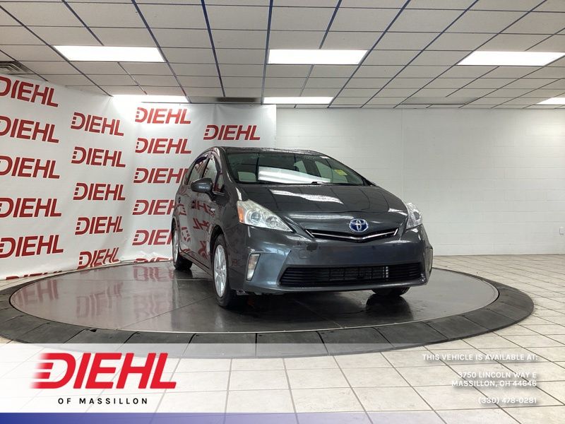 2014 Toyota Prius v Three's photo