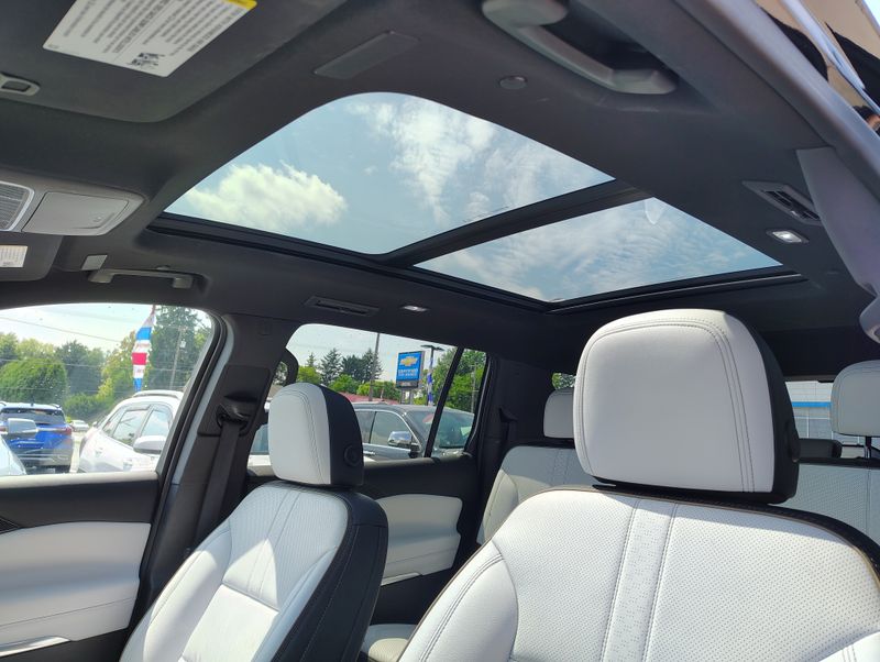 Used 2025 Chevrolet Traverse SUV