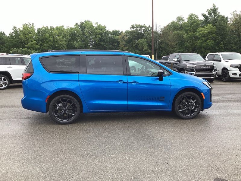 New 2027 Chrysler Pacifica Van