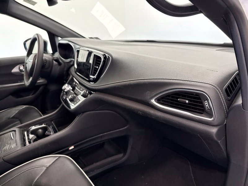 Used 2025 Chrysler Pacifica Van