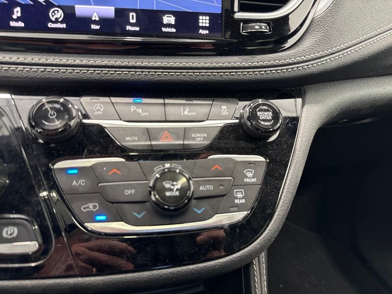Used 2025 Chrysler Pacifica Van